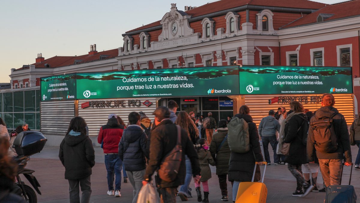 Pantallas publicitarias Urban Led gran formato en plaza de estación Príncipe Pío Madrid - Programática exterior pDOOH