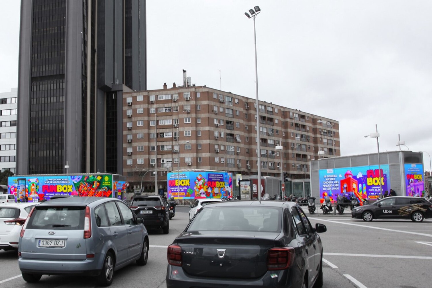 Publicidad en soportes de marketing espectacular - FunBox en cubos publicitarios Plaza de Castilla Madrid