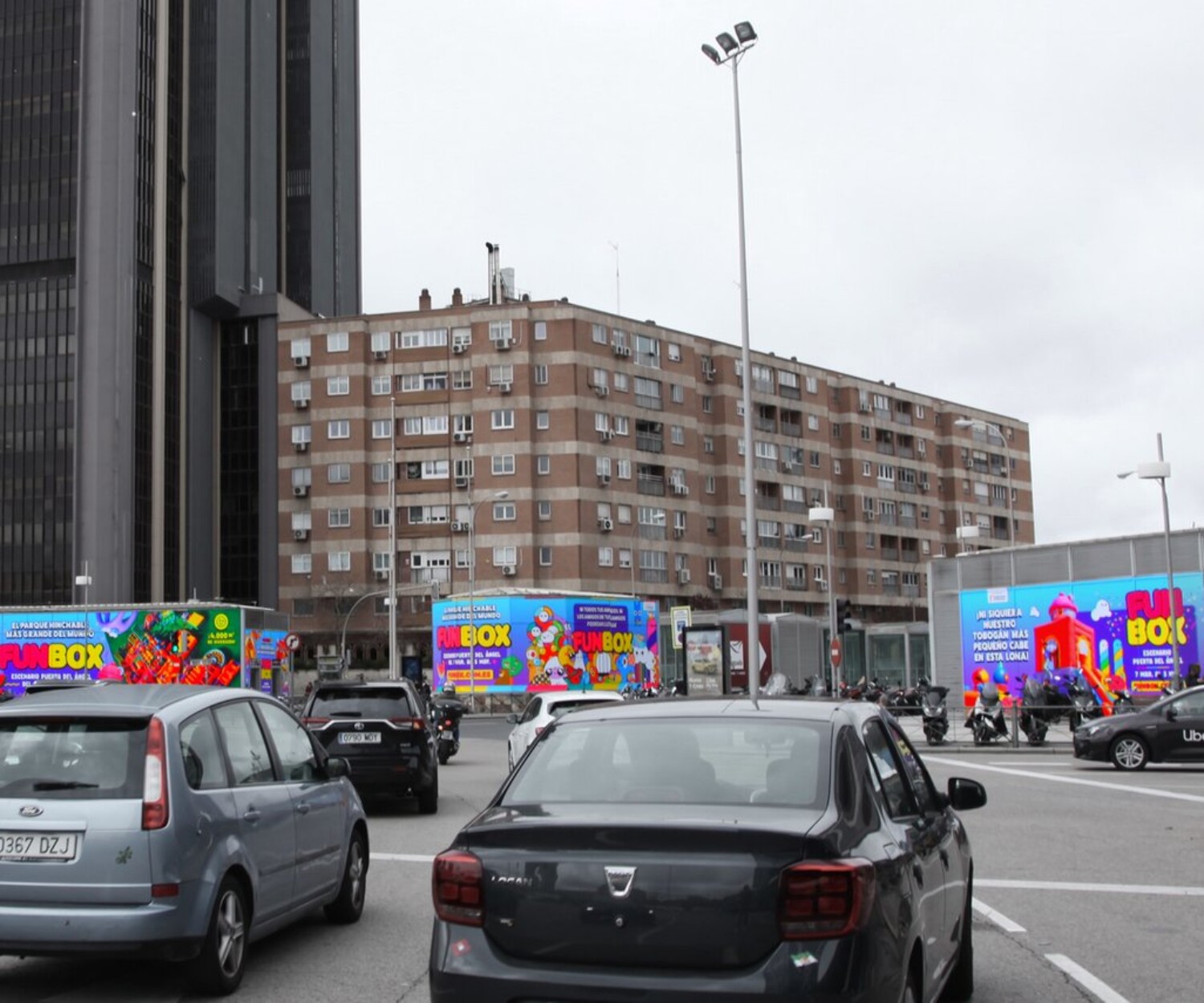 Publicidad en soportes de marketing espectacular - FunBox en cubos publicitarios Plaza de Castilla Madrid