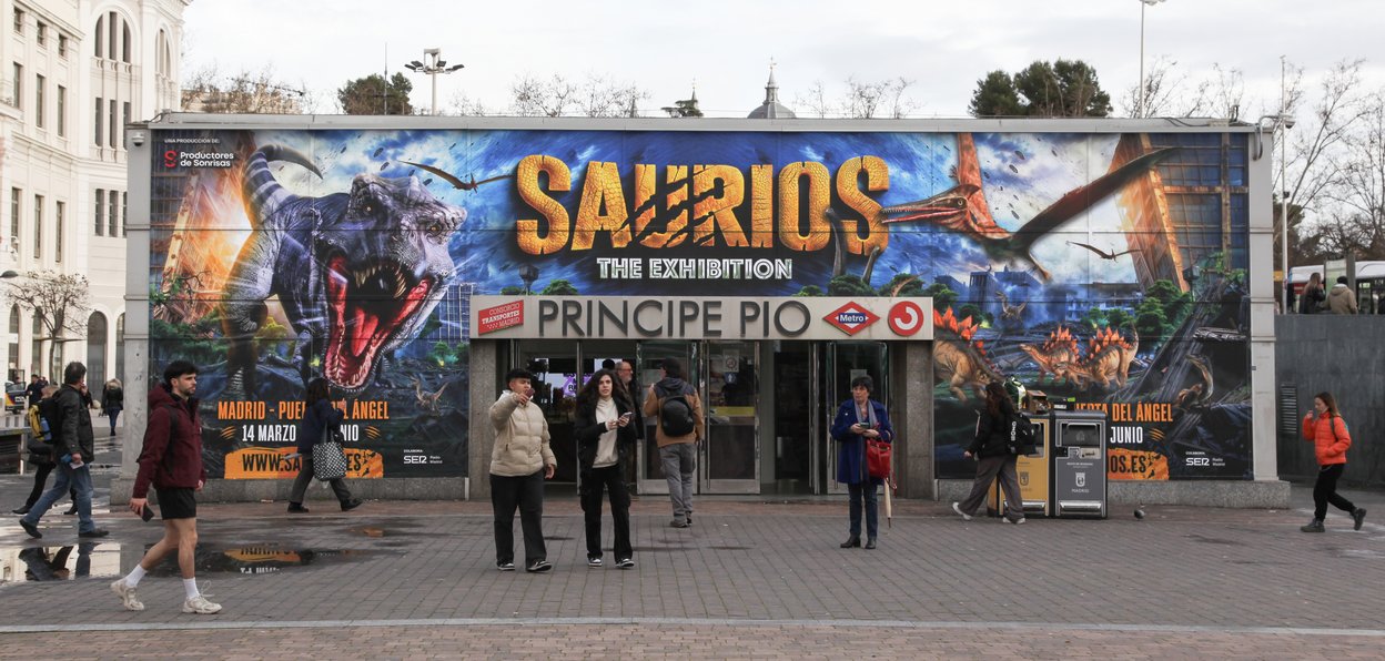 Soportes de marketing espectacular en Madrid fachada vinilada Estación Príncipe Pío campaña Saurios